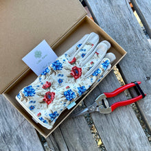 Load image into Gallery viewer, Garden Gift Box - Gloves and Needle Snips
